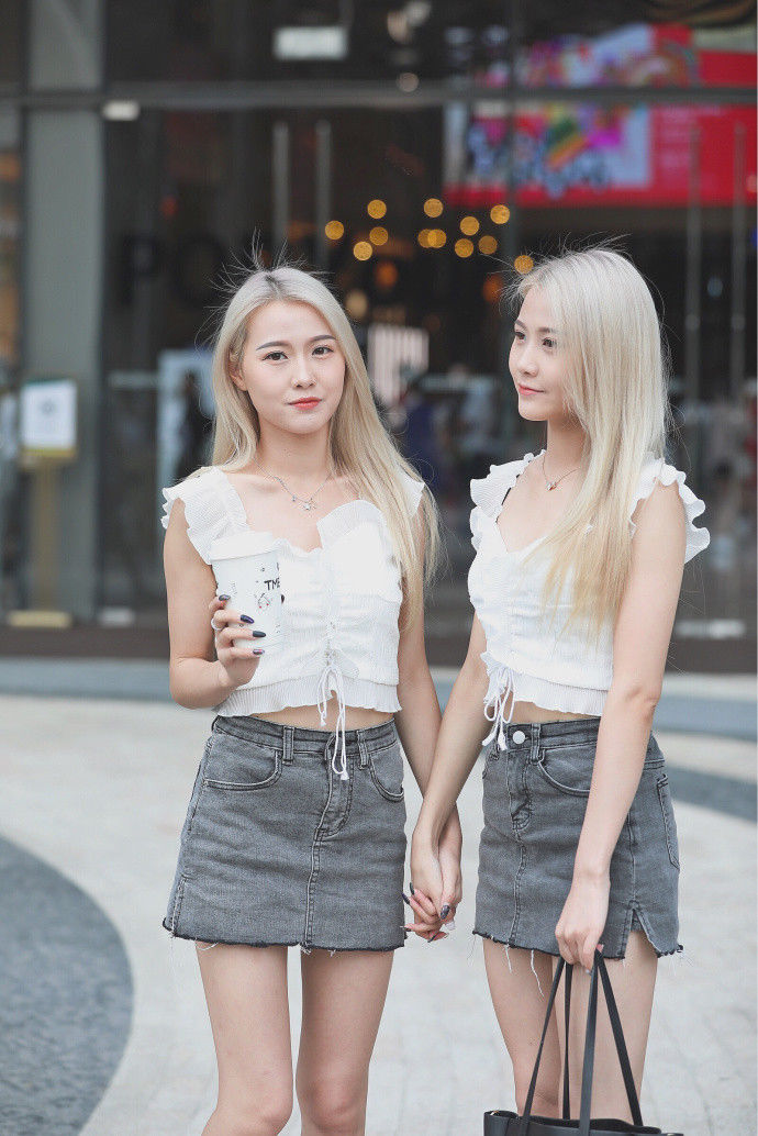 街拍:身材丰腴的小姐姐，哪一个的搭配更胜一筹?