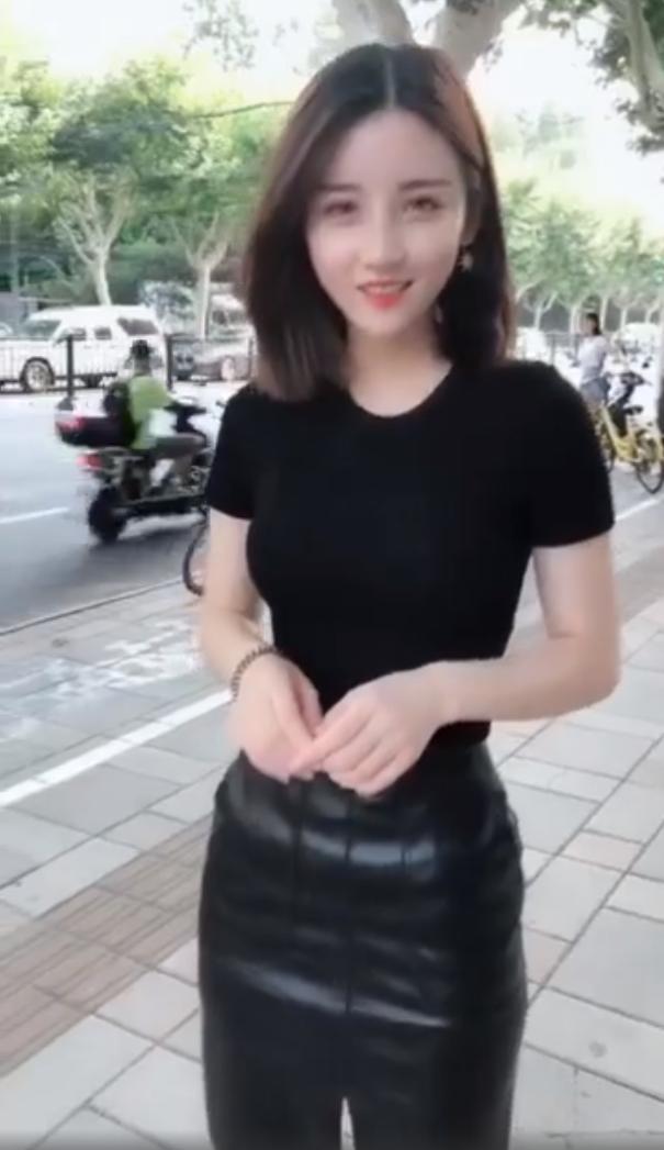 青涩的小姐姐穿上黑皮裙，成为街上的最美风景线