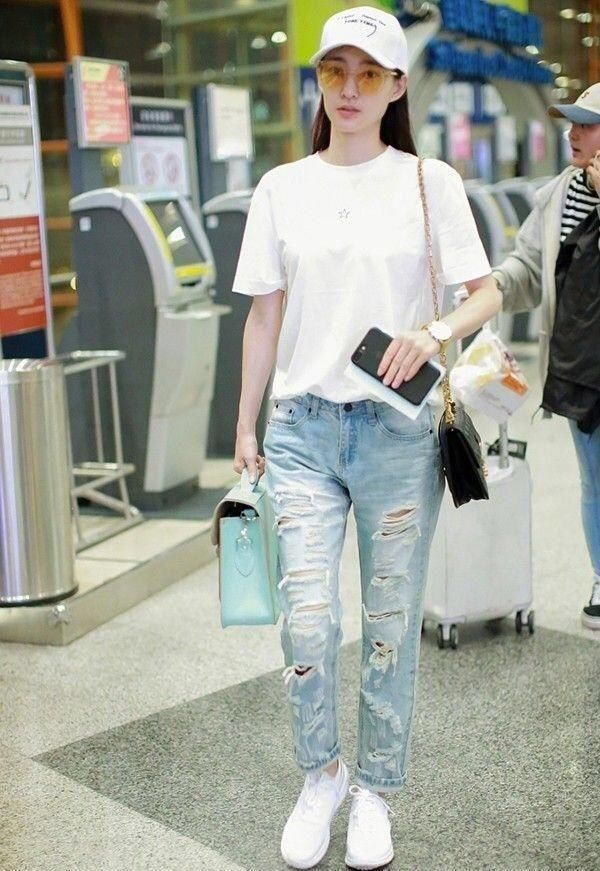 王丽坤穿短裤大胆露腿，但只想说这腿“全网最难看”没有之一！