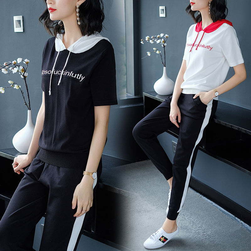 女人出门一定要收拾自己，今年流行这款运动套装，显嫩美翻天