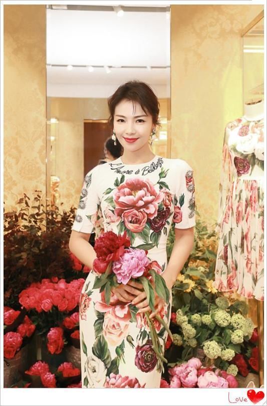 看了张雨绮穿绣花裙，再看看刘涛，网友：辣妈和大妈差距一目了然