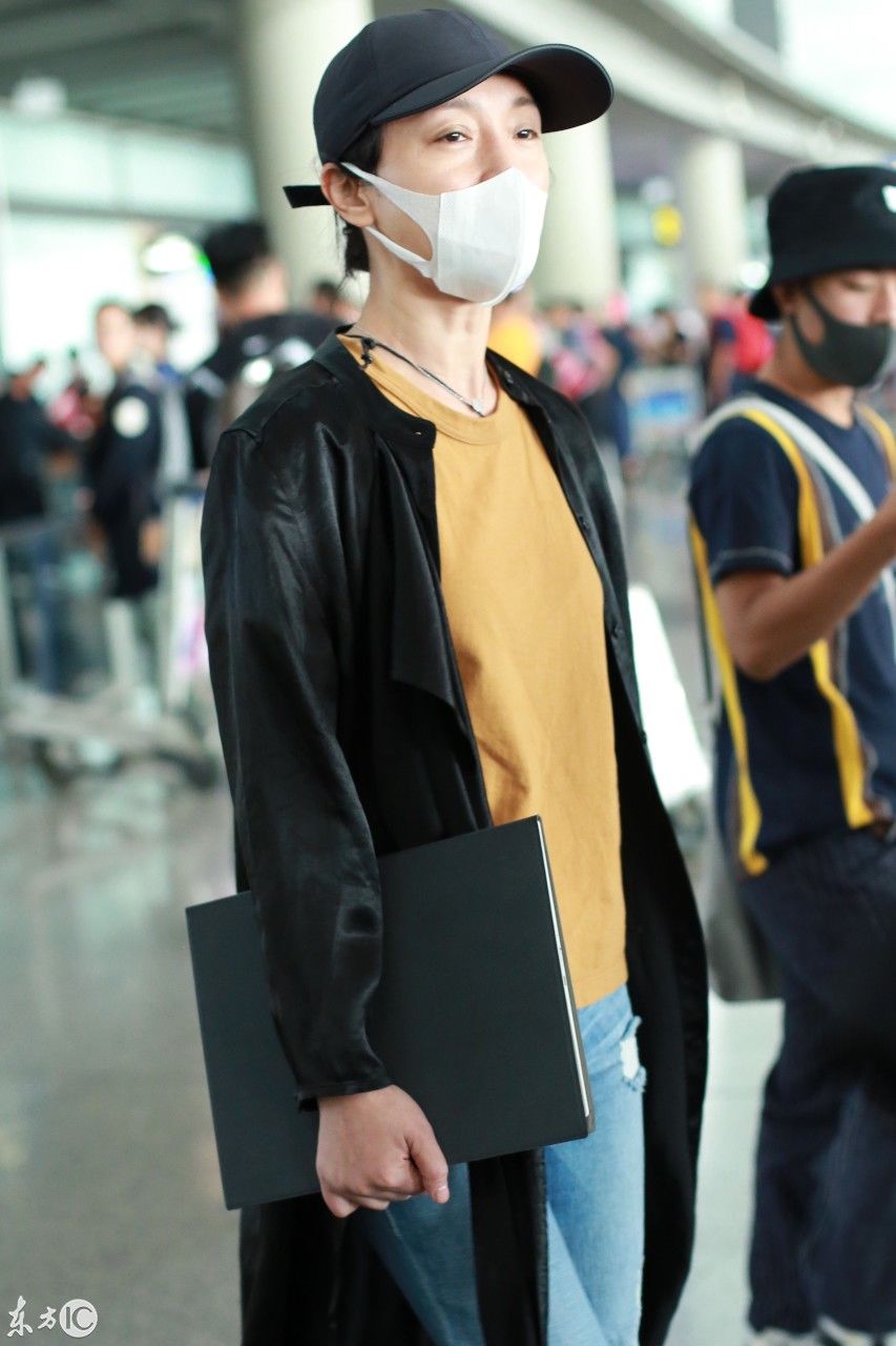 44岁周迅素颜现身机场状态超好，网友:《如懿传》把她拍丑了