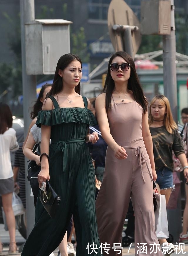 美女：谁说骨感锥子脸才是美女？，时尚街拍：两位露背阔腿裤时尚闺蜜