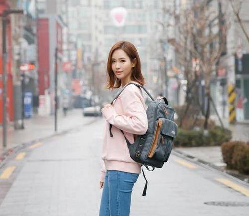 路人街拍:曾以为牛仔裤不适合高跟鞋,被小姐姐一穿,秀出曲线美