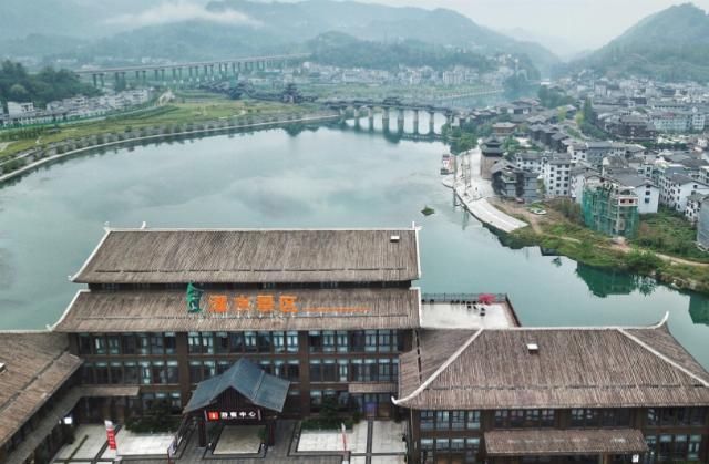 这座古镇位于重庆，是免费4A景区，坐拥亚洲最长的风雨廊桥