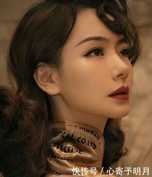 # 开叉#看到开叉的高度,网友:没身材还真不敢穿,有种“诱人”叫戚薇穿旗袍