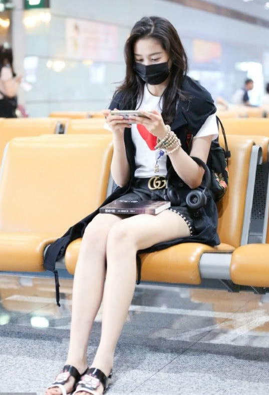 关晓彤这次终于穿对了，穿短裤大秀美腿，网友：脖子以下全是腿！