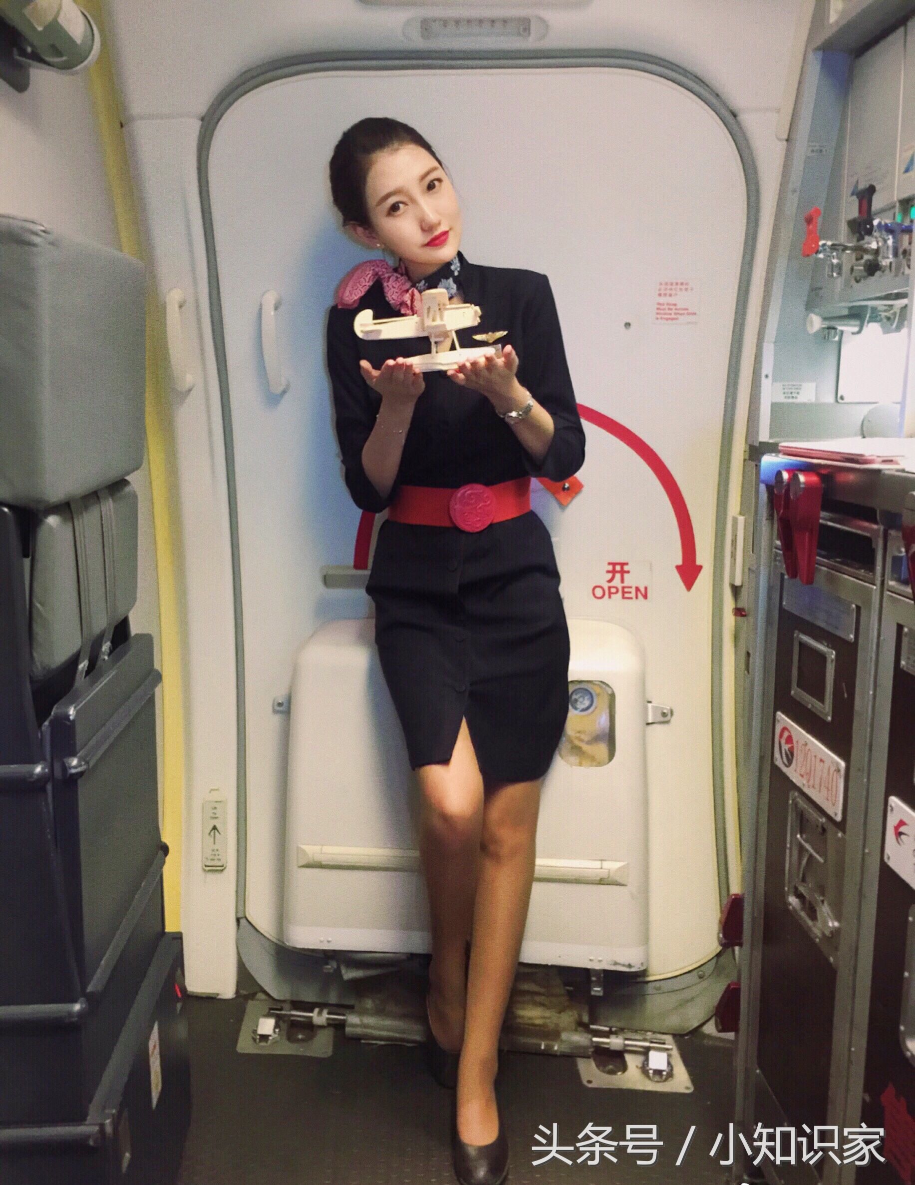 90后的气质型空姐,穿着简单又好看,了解一下