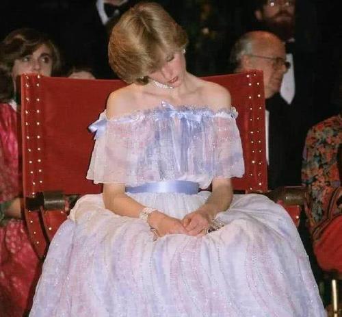 戴安娜的短发美成经典，发型从没崩过，最后一张睡觉像个瓷娃娃！