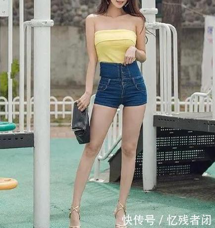 「纤瘦」裹胸上衣搭配牛仔热裤,修饰纤瘦的锁骨,迷人极了