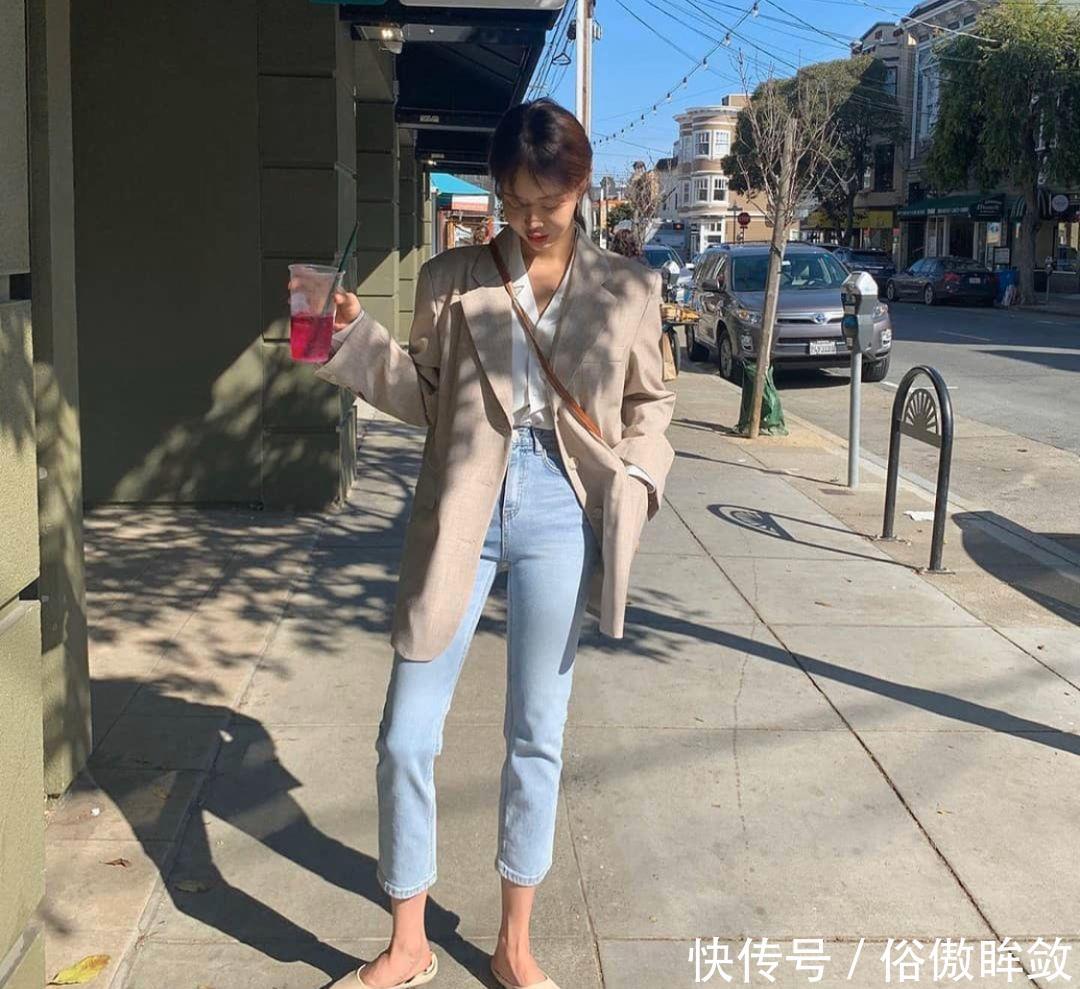 #出门#短西装外套+裙子搭配,出门踏青这样穿,美得路人都侧目