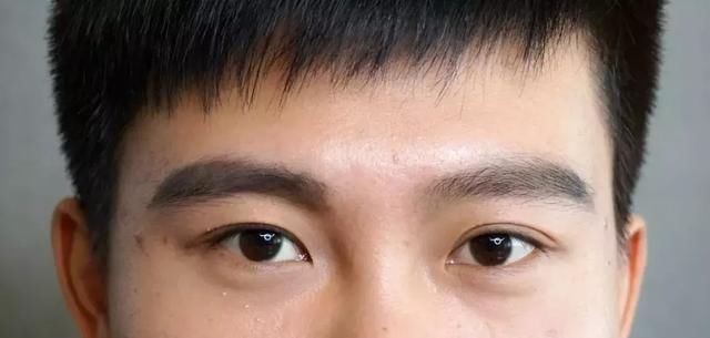 发际线男孩花2500修的眉毛这个鸟样