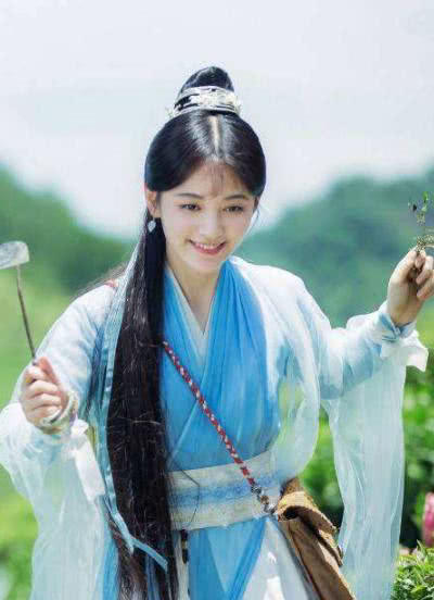 鞠婧祎放过了“安全裤”，再度爱上四格短裤，网友：腿短才是硬伤