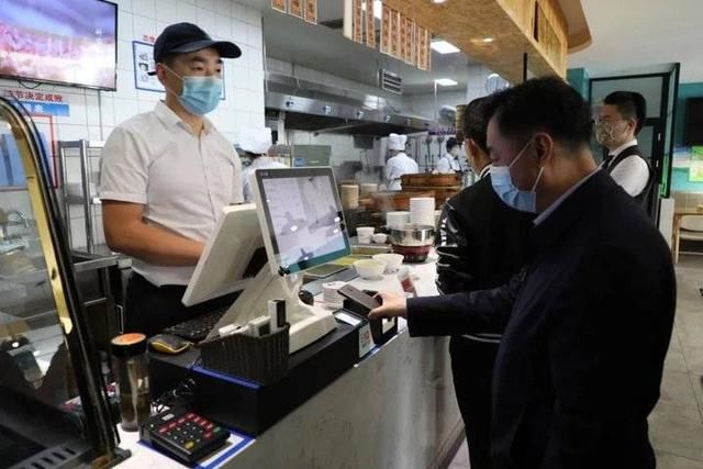 『营情况』高新区领导带头体验“堂食”提振市场消费信心