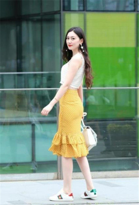 个性：街拍：身材高挑的美女，格子大衣个性优雅，搭配高筒靴非常大气