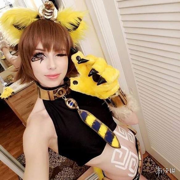 《守望先锋》性感救生员天使cos 紧身裤凸显白嫩美腿