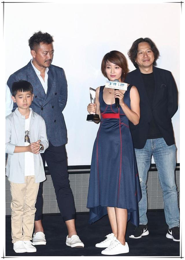 杨幂吊带裙优雅，唐嫣粉裙少女，刘雯却用一身短裙惊艳全场