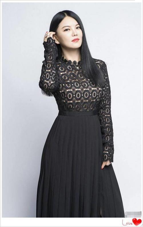 42岁李湘真瘦了，一身印花连衣裙高级有范，网友：这颜值让人怀疑