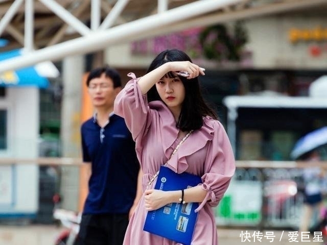 #穿搭#摄影小姐姐一件黄色的紧身背心，无袖的设计突显了好身材