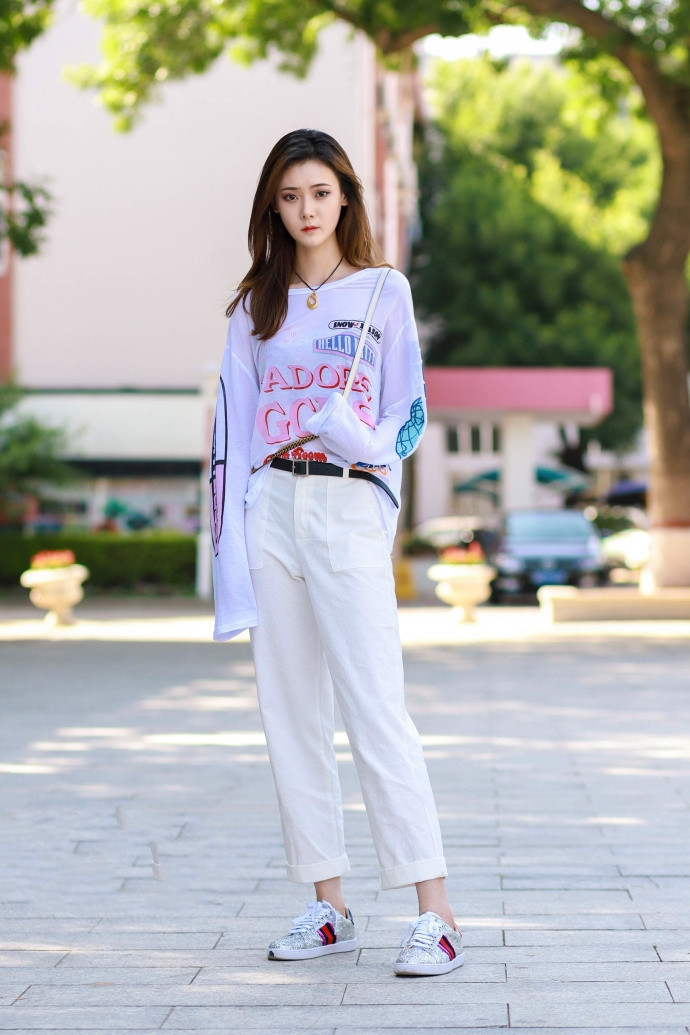 街拍：穿着性感身材高挑的小姐姐，轻松秀出完美的曲线！