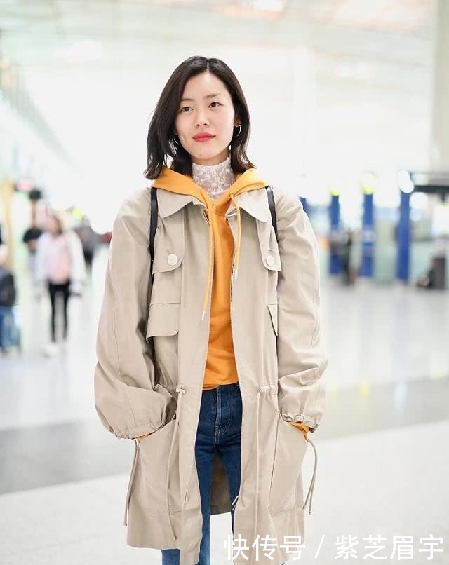 「穿搭」三四十岁女人,尽量卫衣少配牛仔裤,学学刘雯这样穿,减龄又洋气