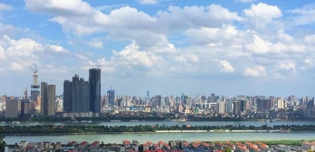 200亿项目彰显湖南硬实力，450米大楼刷新天际线，当地人不乐意了