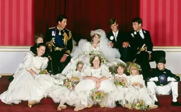  「感觉」世纪婚礼曝光！戴安娜穿婚纱对花童玩摸头杀，惹得查尔斯开怀大笑