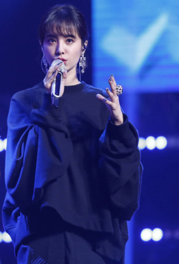 蔡依林成精了，身高156cm却美腿逆天，穿修身短裙美到窒息！