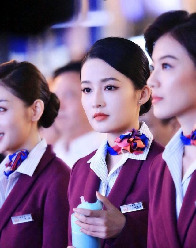 『镂空』《中国机长》主演之一李沁身穿白色镂空内搭接受采访,空姐服超美