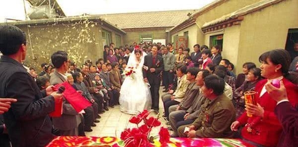 在农村，最让农民发愁的不再是娶妻难的问题，这件事更让农民头疼