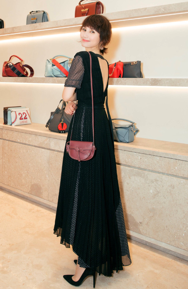 袁泉一袭露背黑裙亮相,成短发界的女神代言人,气场不比唐晶差!