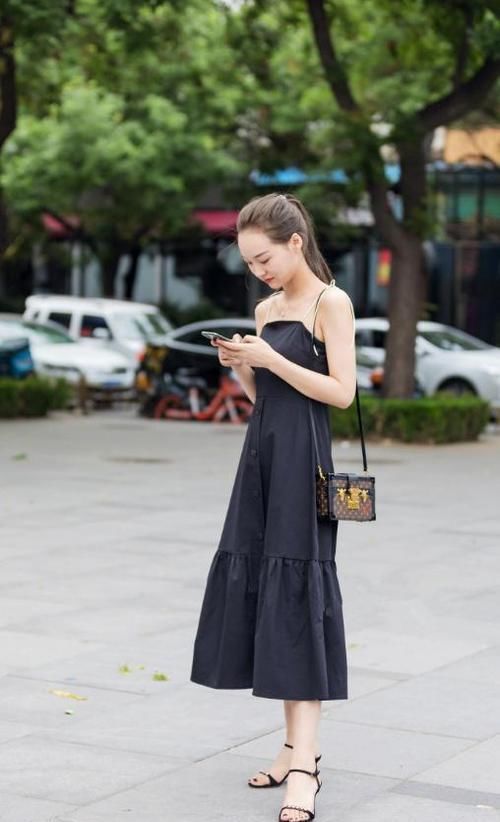  小姐姐■街拍：小姐姐一件短T配破洞裤，大方而不失性感