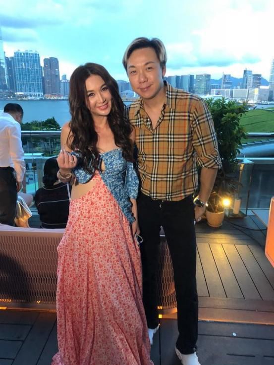 温碧霞真会装!52岁居然学25岁姑娘穿粉裙，网友:说她25我也信