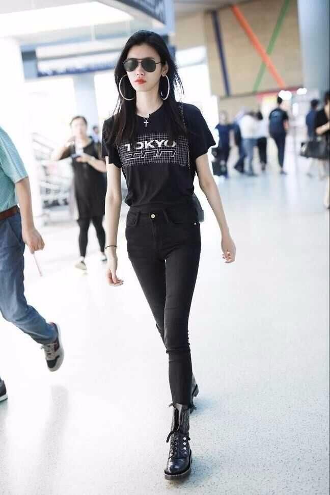 奚梦瑶的穿搭绝对是把秀长腿放在第一位，网友:有资本当然要秀!