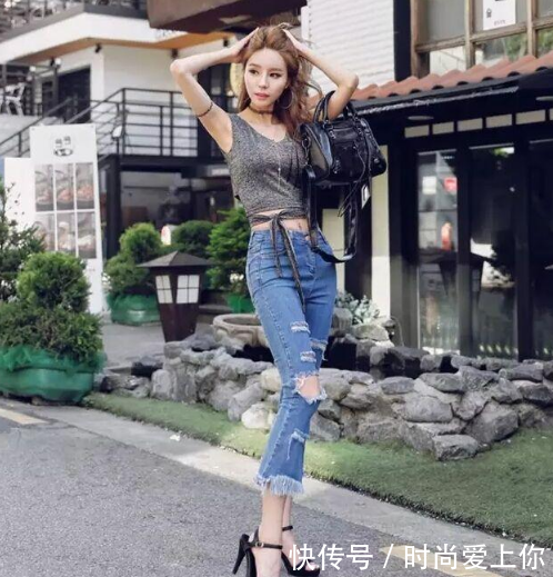 拥有小蛮腰的紧身牛仔裤小姐姐，尽显婀娜多姿的身材曲线！