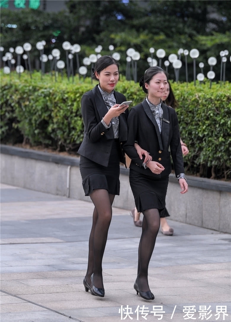 小姐姐|路人街拍:穿着职业装的2个小姐姐,长得高就是有优势啊!
