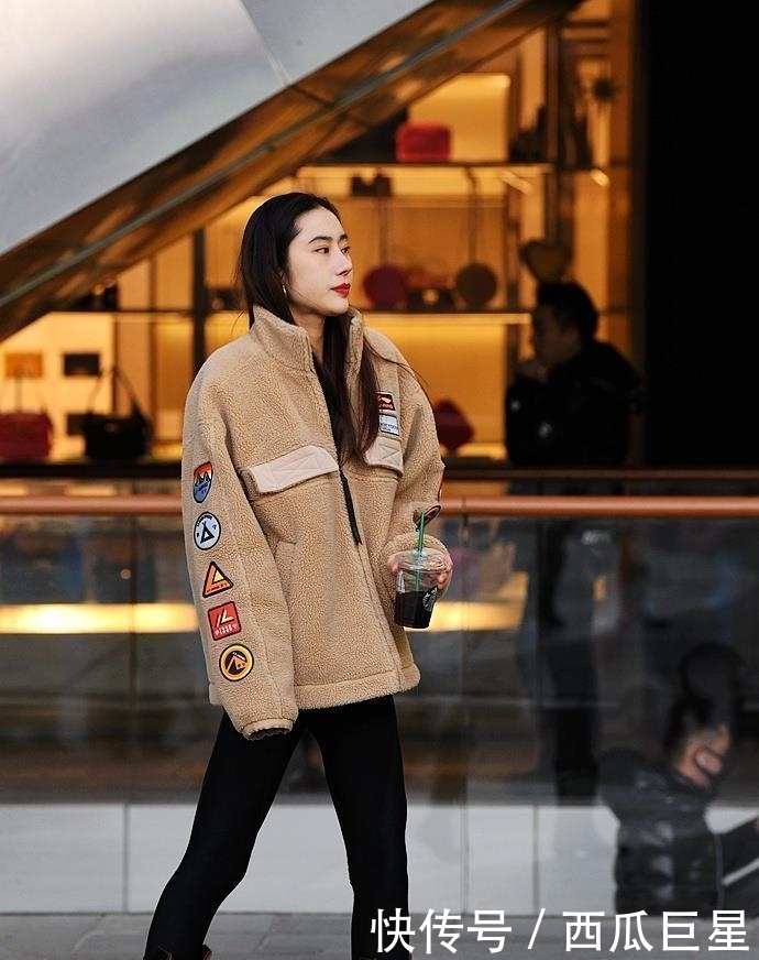  【凸显】街拍：穿真皮高筒靴的美女，更加凸显好衣品