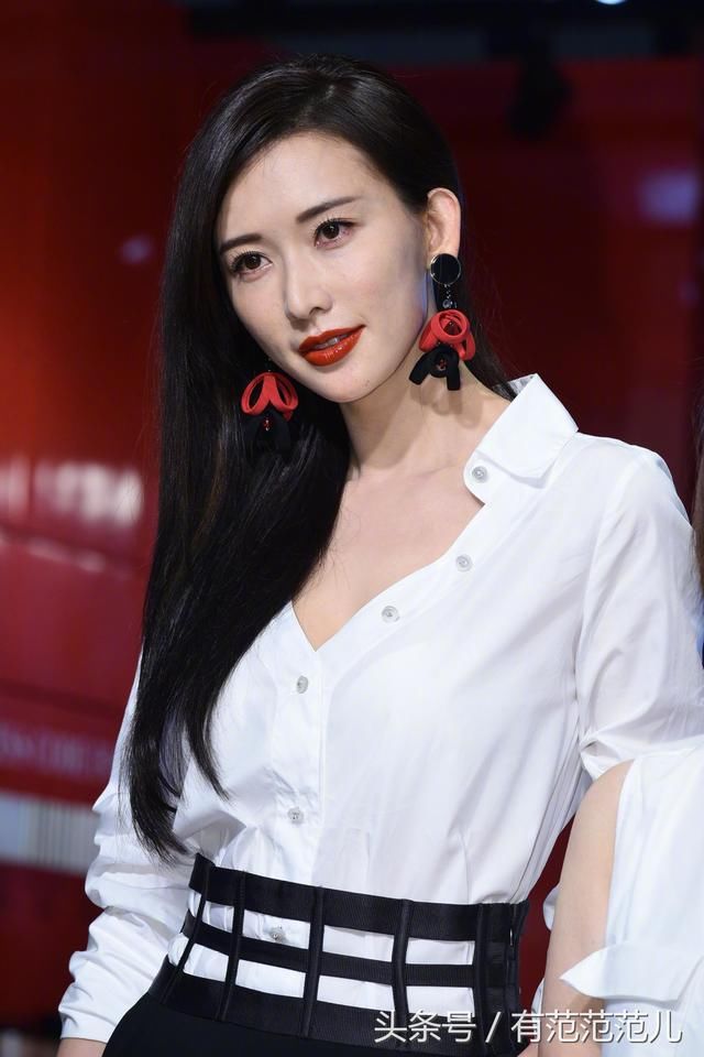 林志玲终于开窍了，穿衬衫连解3颗扣子，网友：这身材逼死多少人