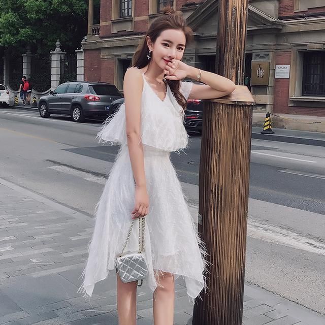 穿上这件性感的吊带连衣裙去参加聚会，我居然成为全场的焦点！