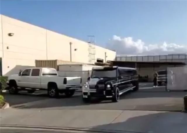  【款巴博】10米长的巴博斯，车价1900万，全车“双拼色”，国内保有量为0