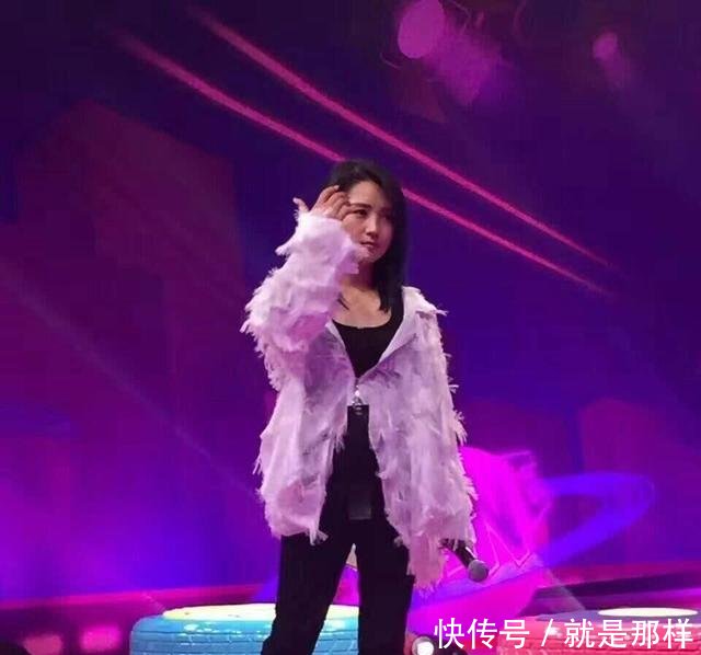 阿娇太狠了！这么小的长靴也要塞进去，网友太吸引眼球了