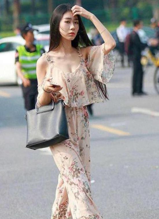 街拍: 图四的小姐姐, 既有魔鬼的身材, 又有天使的面容！