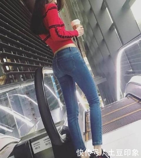 [ 美女]提升自信美！，身材修长的牛仔裤美女