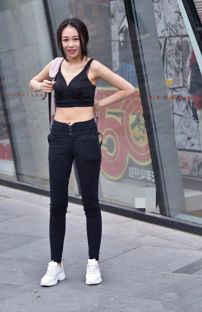  尽显|妹子年纪轻轻, 背上粉红色的书包, 尽显可爱气质吧?