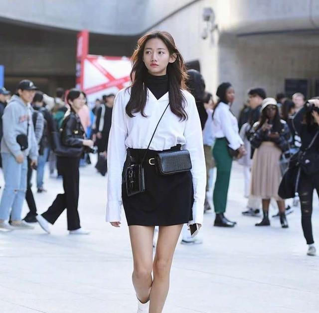  #漂亮#路人街拍:小姐姐长得漂亮又时髦,好衣品造就好气质!