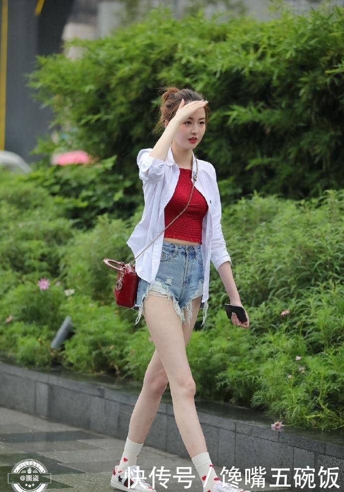 「 举止」举止优雅的热裤小姐姐, 有人为她挡雨吗,街拍