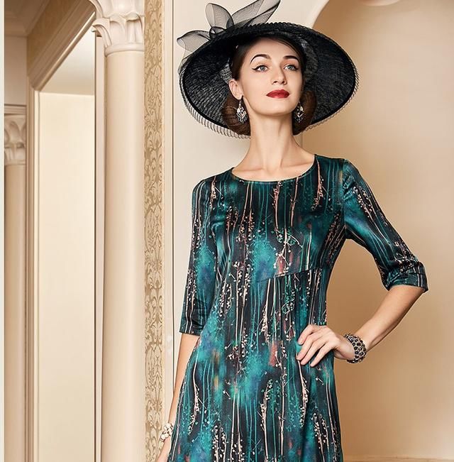 气质真丝连衣裙,凹凸有致的身材展现得淋漓尽致