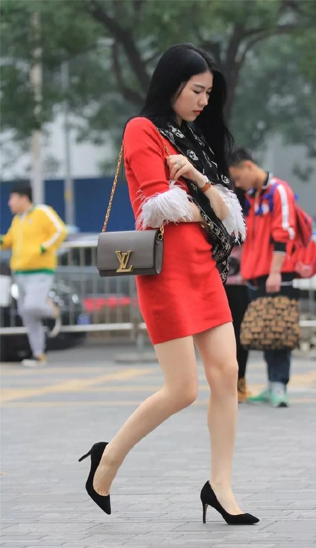  吊带：高跟鞋搭配吊带，清新淡雅又性感