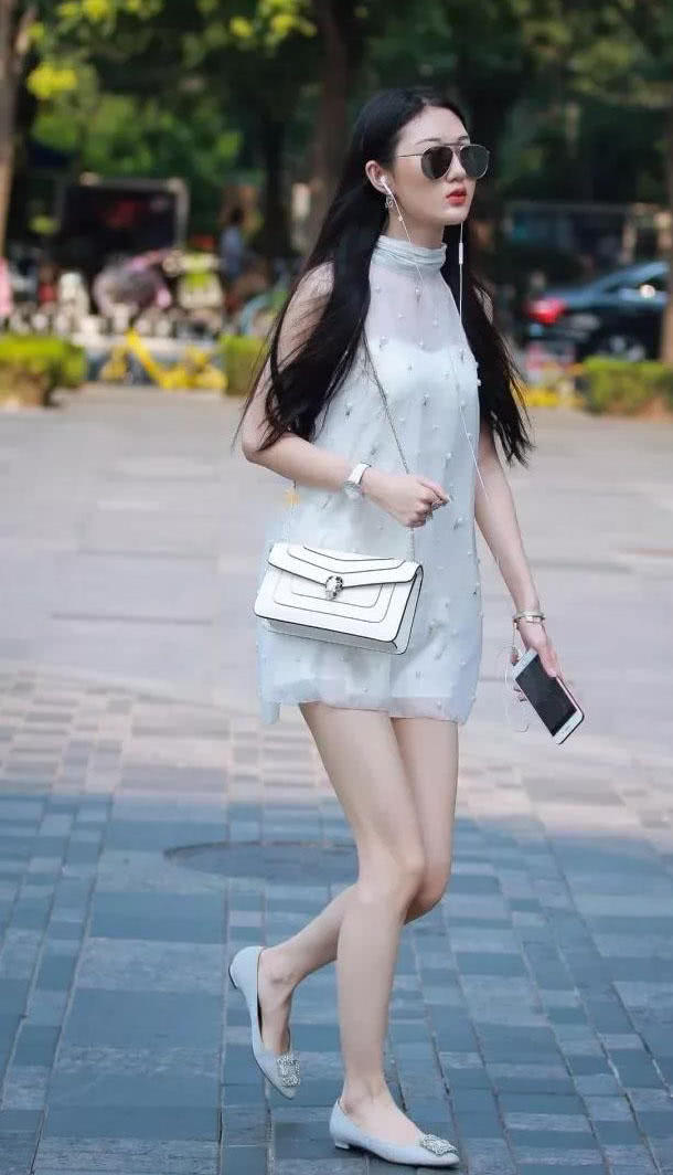 气质小姐姐白色抹胸纱纱裙玲珑有致，走路摇摆姿态别有风味，白皙