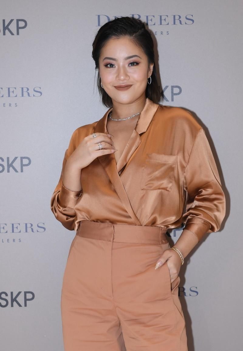  「身材比例」王菊终于认真穿衣服一回，一件香槟色衬衫配同色系的长裤，美腻了